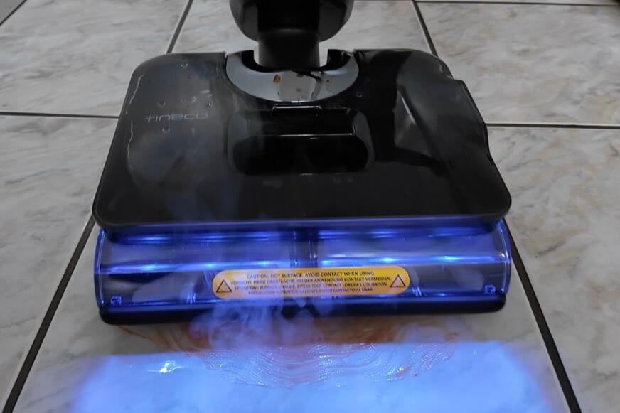 Der Tineco Floor One S7 Stretch Steam Plus im Test reinigt den Boden mit Dampf und der Dampf ist deutlich sichtbar während der Bodenreinigung.